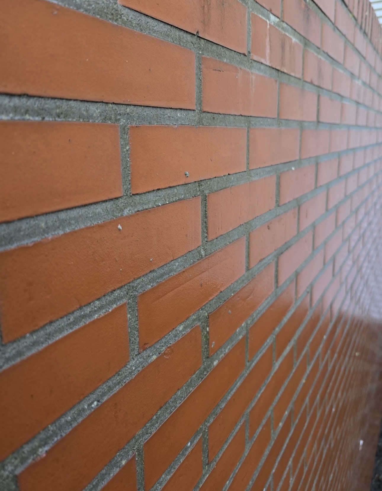 Voor en na gevelreiniging van een bakstenen woning in Barneveld — na